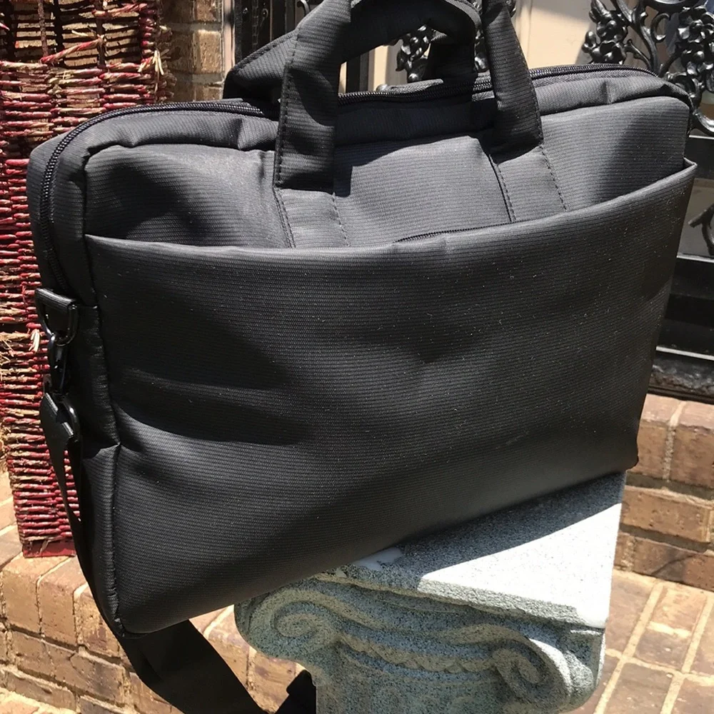 🚨B2G1 New RIVACASE Black 16' Laptop Bag with Shoulder Strap